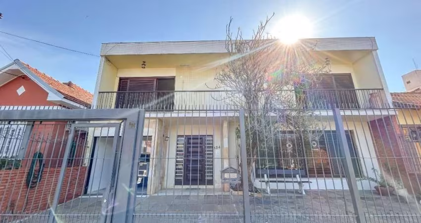 Esta excelente casa, com aproximadamente 210 m² privativos, está localizada no bairro São João, a poucos minutos do Shopping Bourbon Assis Brasil, em uma área de fácil acesso e com ótima infraestrutur