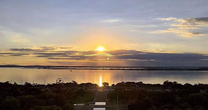 Apartamento com a melhor vista de Porto Alegre! Vista eterna para o pôr-do-sol mais lindo do Brasil! São 164m2 de área privativa com 3 suítes, ampla sala de estar com churrasqueira, estar íntimo/escri