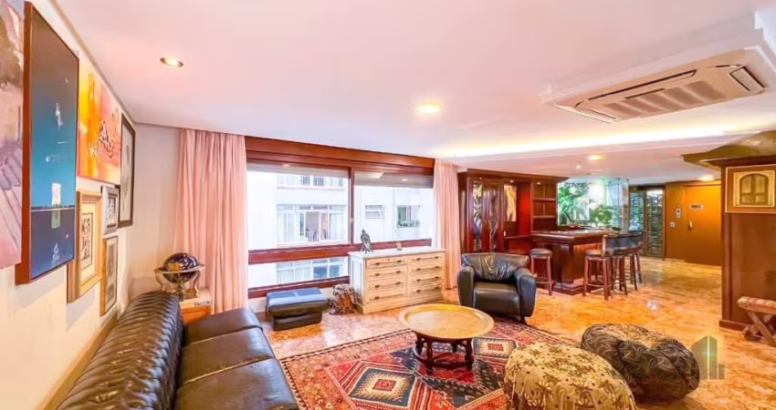 Descubra um amplo apartamento de 240 m² privativos, situado em um icônico prédio dos anos 70 na Dr. Vale, no prestigiado Moinhos de Vento. Possui 3 suítes, sendo 1 suíte master, com vista definida par