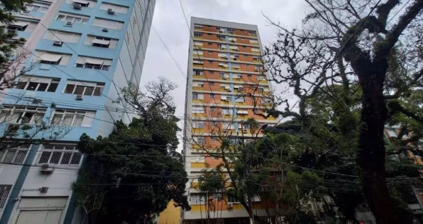 Vende apartamento com excelente localização em andar alto , 3 dormitórios sendo um suíte , living 2 ambientes, lavado, cozinha, área de serviço, dependência completa, piso parquet e uma  vaga coberta&