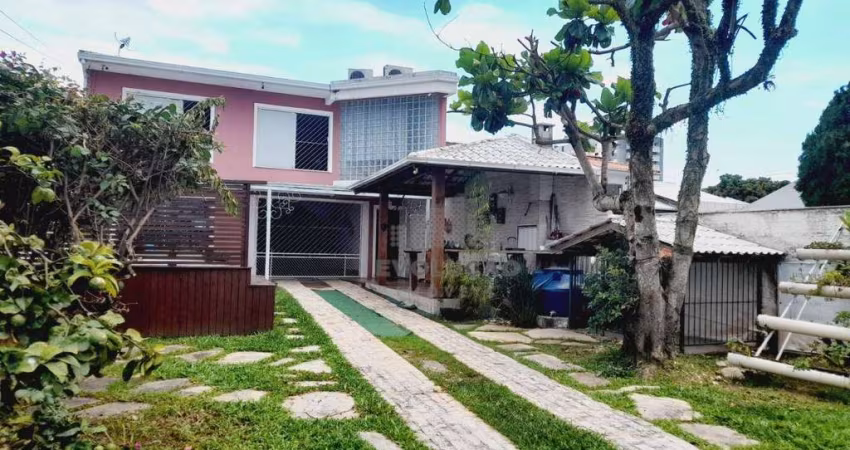 Casa com 03 Dorms, 03 Banheiros e 05 Vagas em Barreiros - São José SC