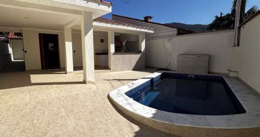 Casa à venda com 3 suítes no bairro Solemar - Praia Grande.
