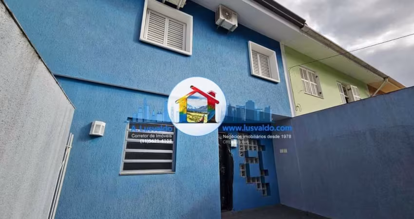 Belo Sobrado com 3 dormitórios, escritório, 2 vagas em condomínio Fechado no Planalto
