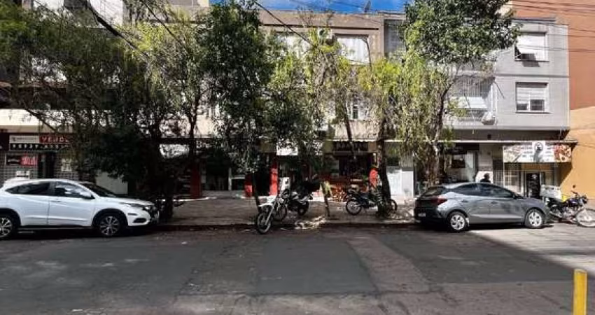 Apto térreo de 02 dormitórios, sala, cozinha, área de serviço fechada, banheiro e duas áreas externas.  &lt;BR&gt;Excelente localização, 50 m da Assis Brasil e do Consulado Americano.&lt;BR&gt;Próximo