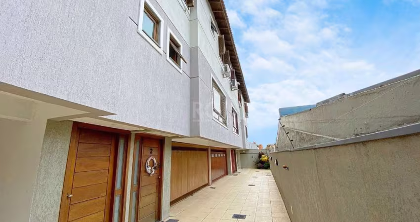 Excelente casa em condomínio, com 118m² privativos, em três pavimentos.