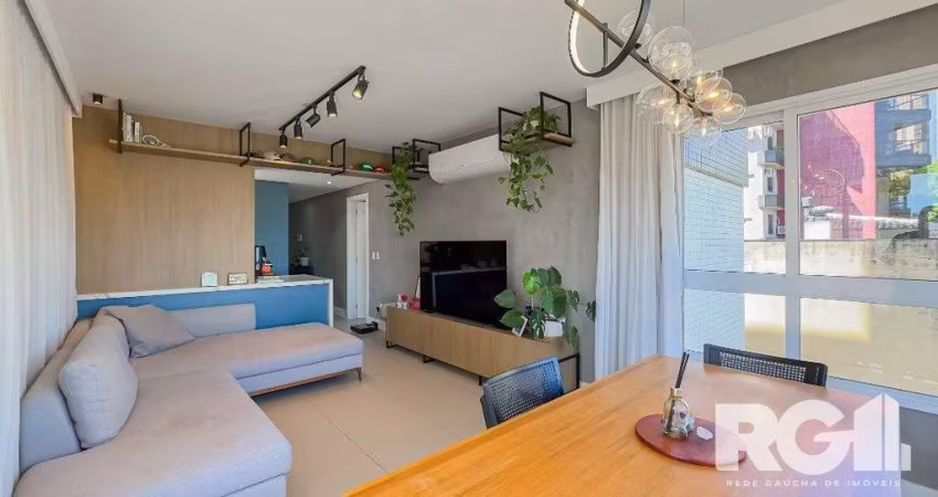 Apartamento lindamente decorado de  2 suítes,  lavabo, churrasqueira e 2 vagas de garagens cobertas à venda no bairro Petrópolis.