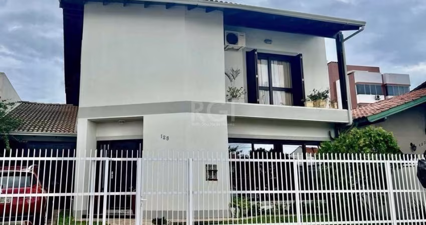 Casa para Venda - 240m², 4 dormitórios, sendo 2 suites, 3 vagas - Centro