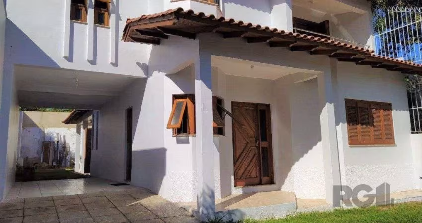 Casa 234m² - 3 dormitórios, 1 suíte e vaga para 6 carros no Jardim São Pedro