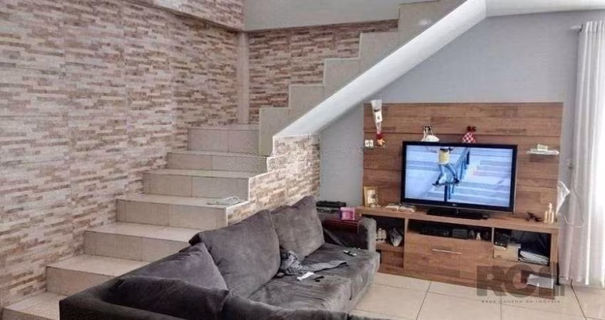 Casa de 191m² com 4 dormitórios, churrasqueira e piscina.