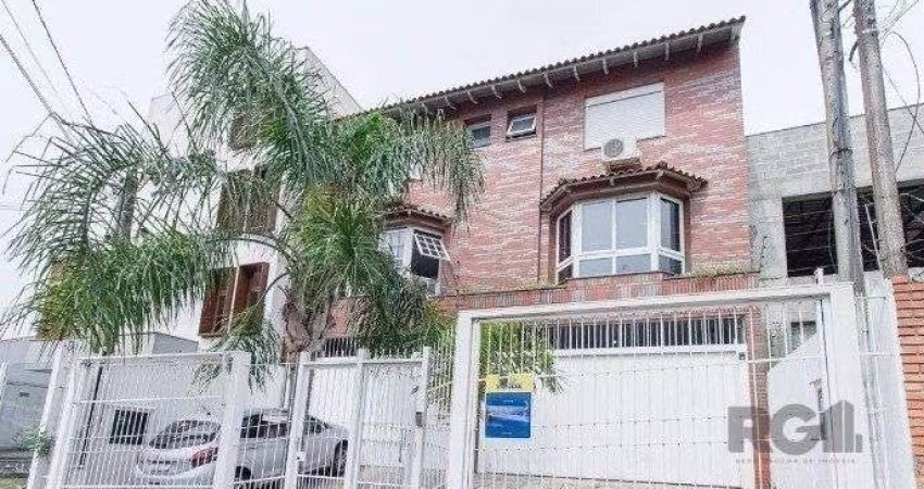 Excelente casa de 157m² com 3 dormitórios, 4 vagas e piscina.