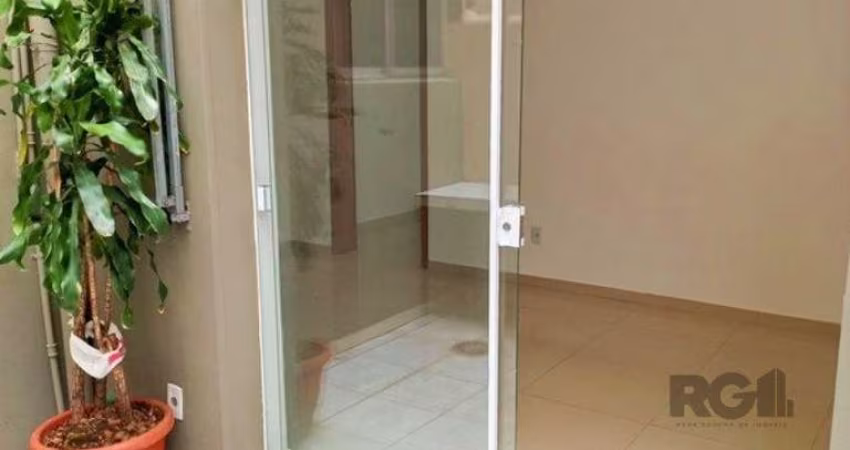 Apartamento GARDEN com dois pátios  privativas,  1 dormitório, sala, cozinha, 1 banheiro   na Av. Getúlio Vargas.