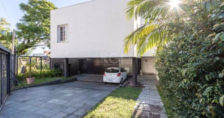 Casa para Venda - 470m², 3 dormitórios, sendo 1 suites, 6 vagas - Nonoai