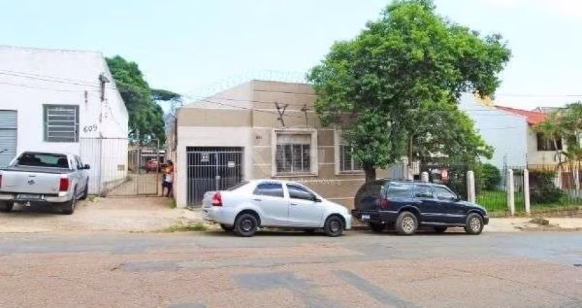 Casa em Porto Alegre, no bairro Medianeira, com 5 dormitório(s), e 5 banheiros, à venda.