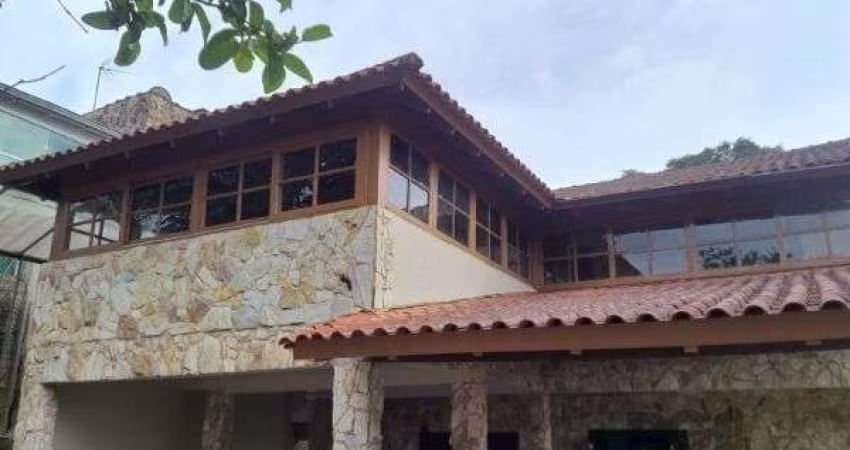 Casa em Porto Alegre, no bairro Vila Nova, com 4 dormitório(s), e 4 banheiros, à venda.