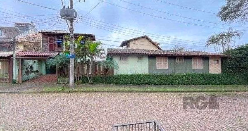 Casa em Porto Alegre, no bairro Ipanema, com 3 dormitório(s), e 3 banheiros, à venda.