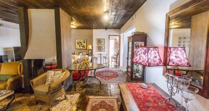 Casa para Venda - 400m², 3 dormitórios, sendo 1 suites, 5 vagas - Cristal