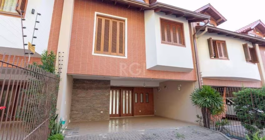 Casa para Venda - 233.34m², 3 dormitórios, sendo 1 suites, 4 vagas - Tristeza