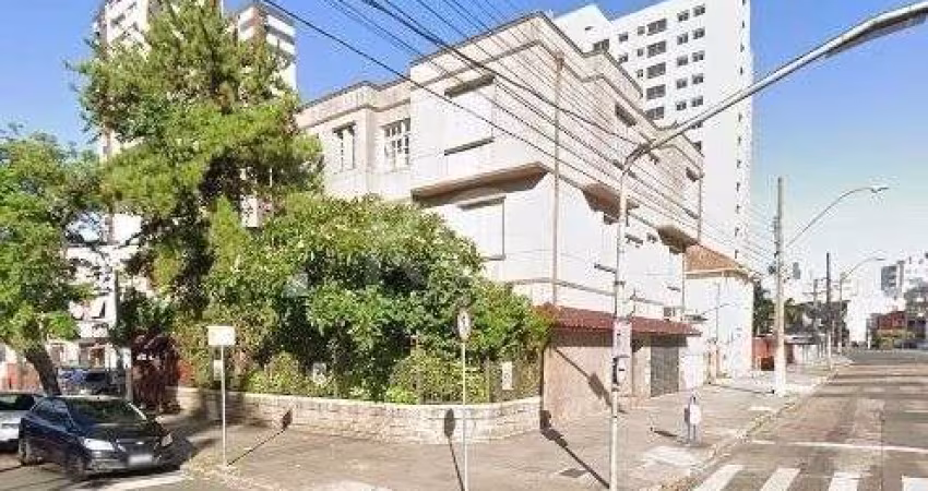Prédio com total de três pavimentos, para moradia, lojas e apartamentos