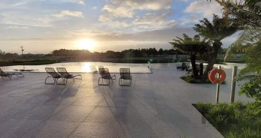 Lote ESPECIAL A VENDA com 300m² (12x25) frente leste junto a infraestrutura principal do condomínio. Pronto para construir com apenas 30% de entrada e saldo em até 24x com correção somente pelo INCC