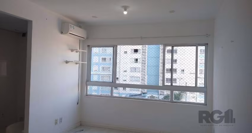 Ótimo 2 dormitórios desocupado,condomínio com piscina.