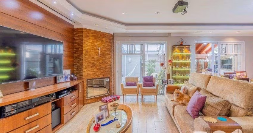 EXCLUSIVIDADE  Belíssima casa de 4 suítes + gabinete no condomínio fechado Terra Mater com vista exuberante para o bosque, próximo da portaria e infraestrutura.
