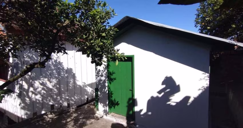 Casa no bairro Lomba do Pinheiro - 2 dormitórios
