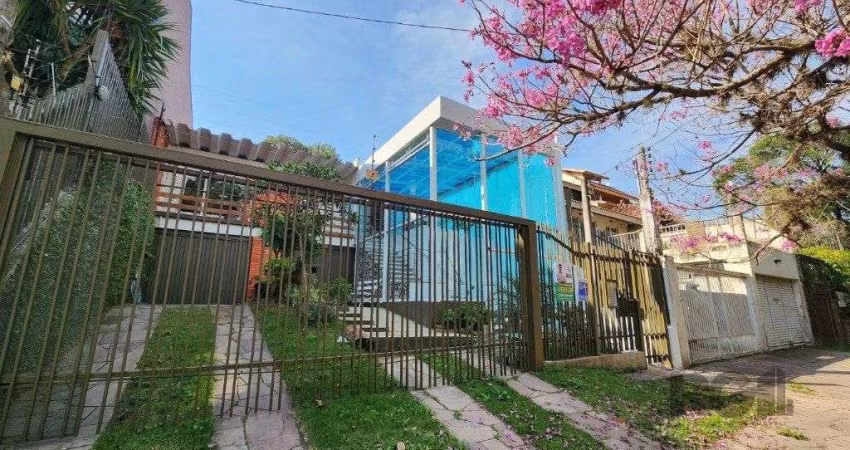 Vende-se excelente cada 3 quartos com suíte, 4 vagas, anexo comn salão de festas, podendo ser usada para fins comerciais - 255m² - Chácara das Pedras