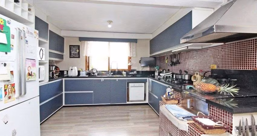 Casa para Venda - 220m², 2 dormitórios, sendo 2 suites, 3 vagas - Teresópolis