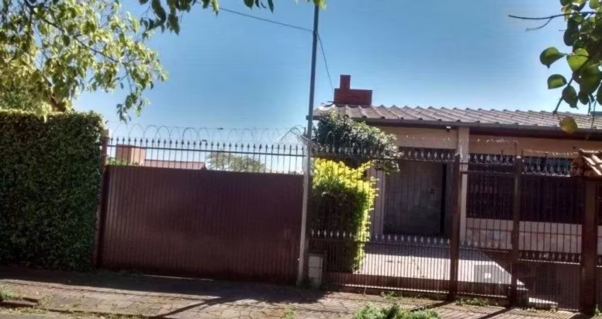 Casa com 3 dormitórios e amplo pátio com grama.