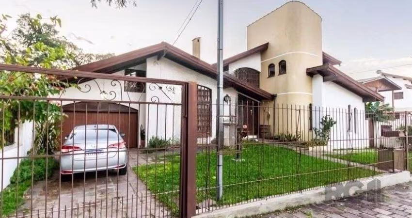 Casa 303m² - 4 dormitórios, 2 vagas no bairro Santo Antônio