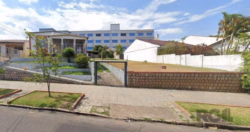 Casa com  terreno 26X44, toda gradeada. Próximas as principais ruas do bairro Glória, podendo ser usado para residência ou comercial.