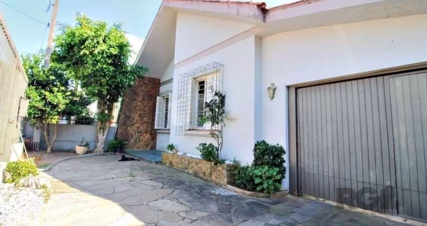 Casa 4 dormitórios, 2 vagas, em rua tranquila próxima a rua Oscar Pereira