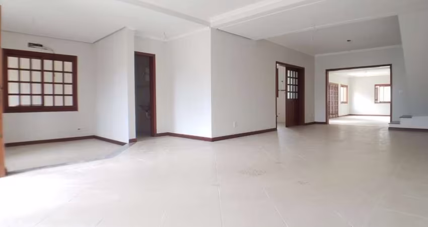 Casa para Venda - 378m², 4 dormitórios, sendo 3 suites, 7 vagas - Guarujá