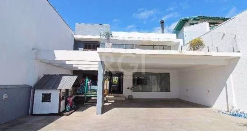 Casa para Venda - 400m², 4 dormitórios, sendo 2 suites, 4 vagas - Guarujá