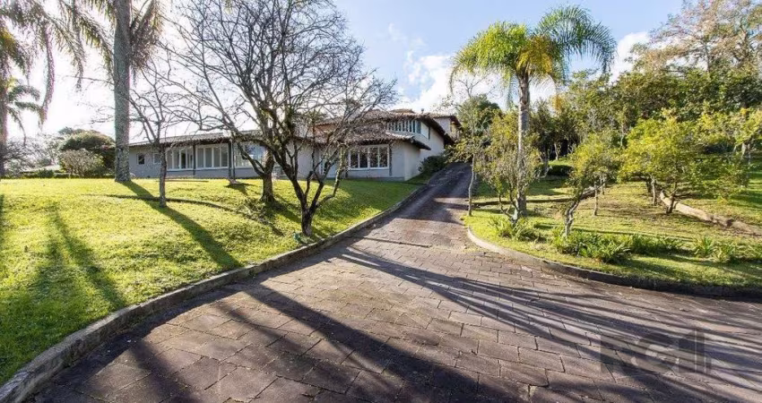 Casa Condomínio a Venda - 880m², 5 dormitórios, sendo 2 suítes, a master com lareira, 4 vagas - Cavalhada