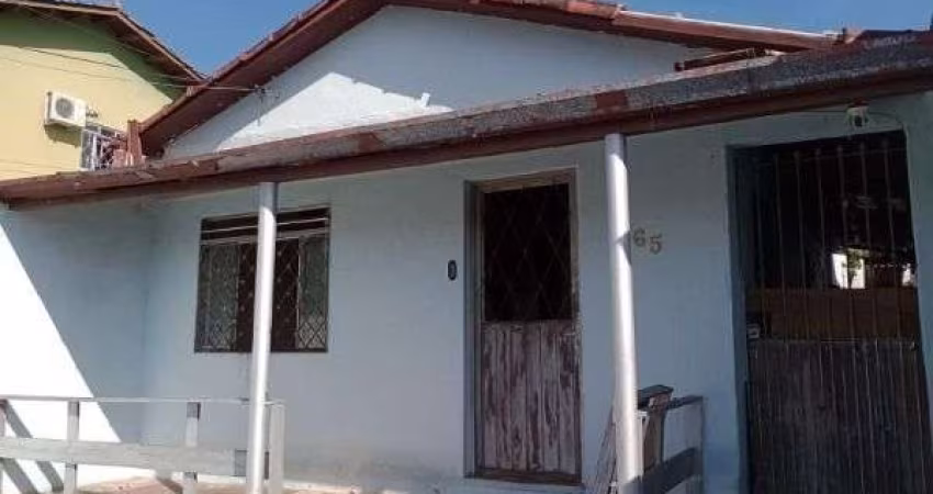 Casa em Porto Alegre, no bairro Passo das Pedras, com 2 dormitório(s), e 2 banheiros, à venda.