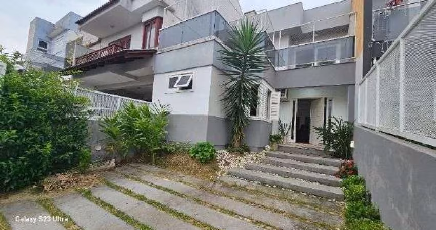 Casa em Porto Alegre, no bairro Hípica, com 3 dormitório(s), e 3 banheiros, à venda.