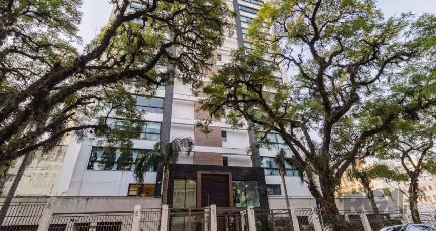 Apartamento de três quartos, suíte e duas vagas de garagem no bairro Rio Branco em Porto Alegre.