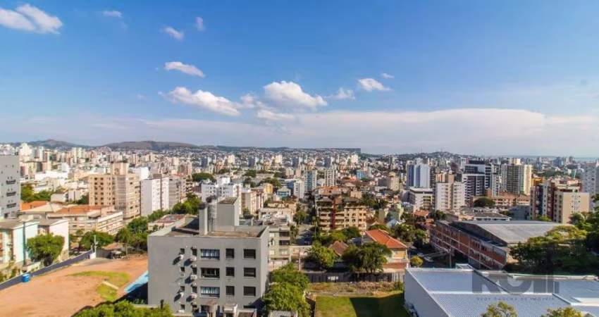 Apartamento de quatro quartos, suíte e duas vagas de garagem no bairro Rio Branco em Porto Alegre.