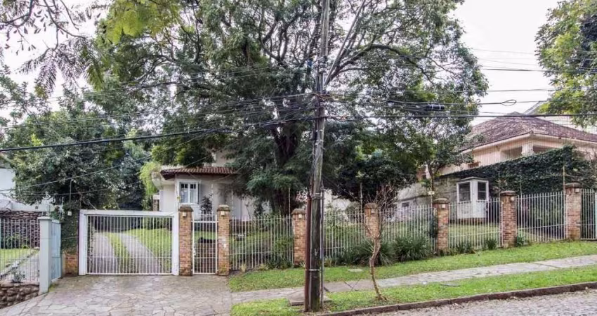 Casa para Venda - 489m², 4 dormitórios, sendo 2 suites, 3 vagas - Cristal