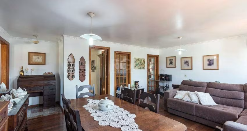 Casa para Venda - 320m², 5 dormitórios, sendo 2 suites, 3 vagas - Tristeza