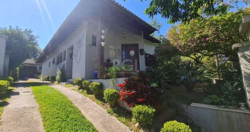 Casa em lindo terreno alto ao nível da rua medindo 10 × 32 onde consta uma residência térrea com 136m2 de área privativa,