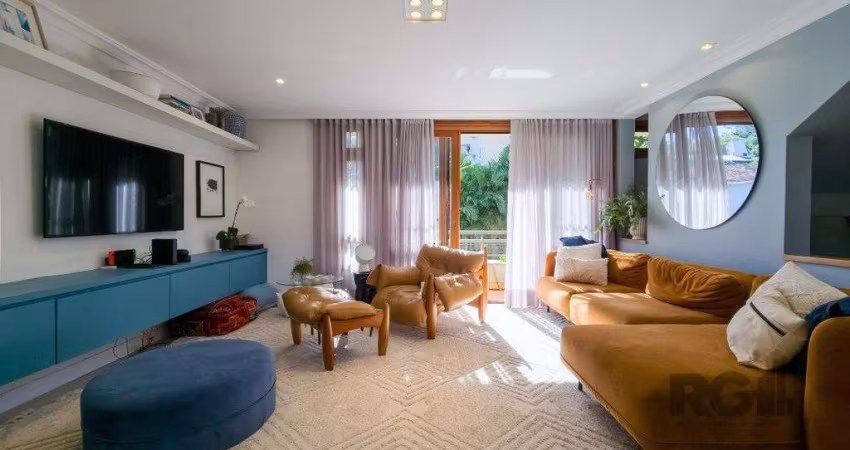 Excelente casa em condomínio de 03 dormitórios sendo 01 suíte totalmente reformada e decorada, no Bairro Jardim Isabel em Porto Alegre.