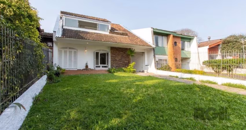 Casa para Venda - 337m², 3 dormitórios, sendo 1 suites, 3 vagas - Cristal