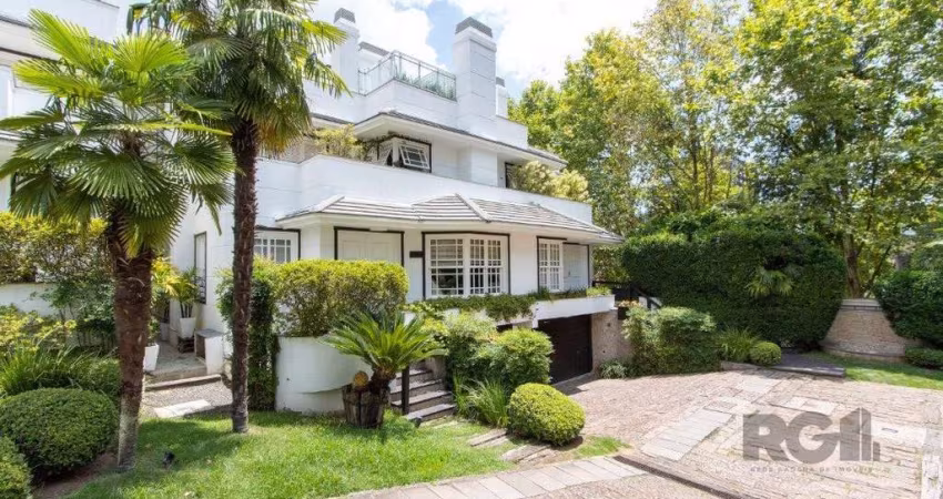 Casa em condominio, mobiliada com 741m² privativos , com 3 suítes- master