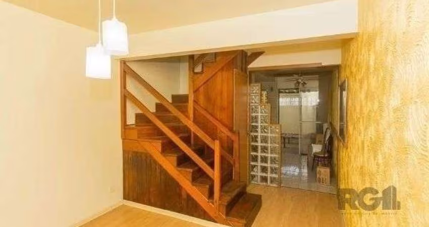Casa condomínio no Humaitá de 3 dormitórios e vaga
