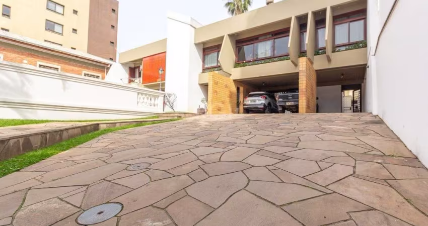 Casa à venda - 500m², 6 dormitórios,  8 vagas, 1 suite, no bairro Menino Deus, em Porto Alegre