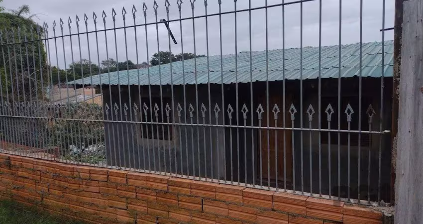 Casa de dois dormitórios localizada no Bairro Nonoai