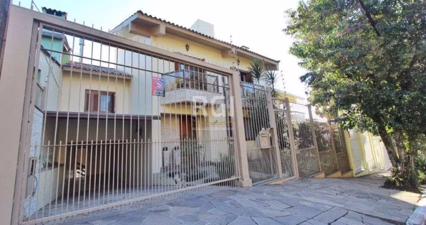 Casa para Venda - 250m², 3 dormitórios, sendo 1 suites, Teresópolis