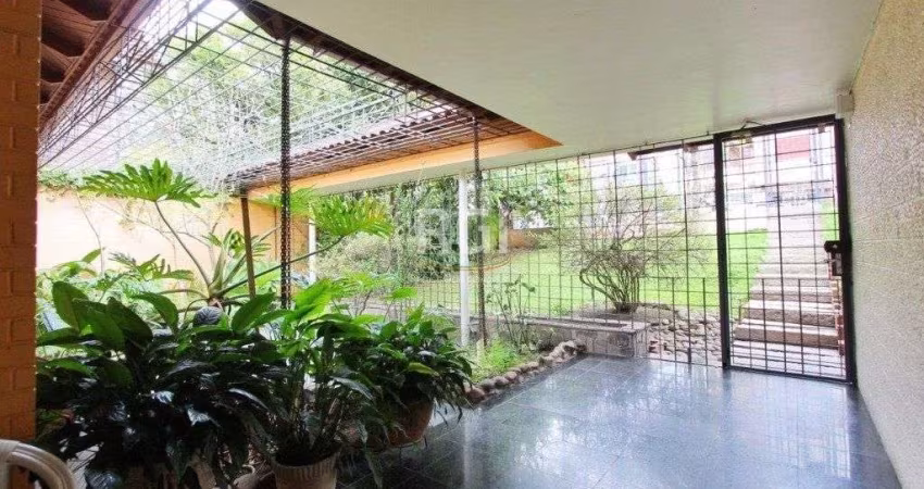 Casa para Venda - 250m², 3 dormitórios, 1 vaga - Teresópolis